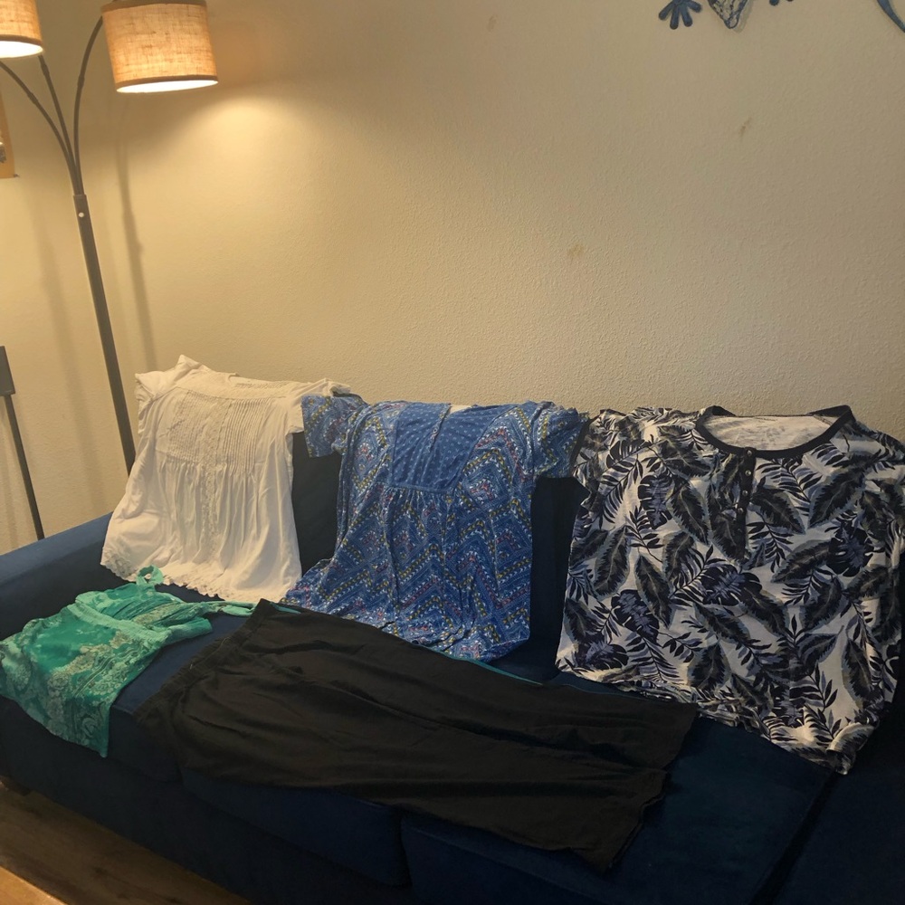 1x bundle 3 shirts, tank top & stretchy pants.